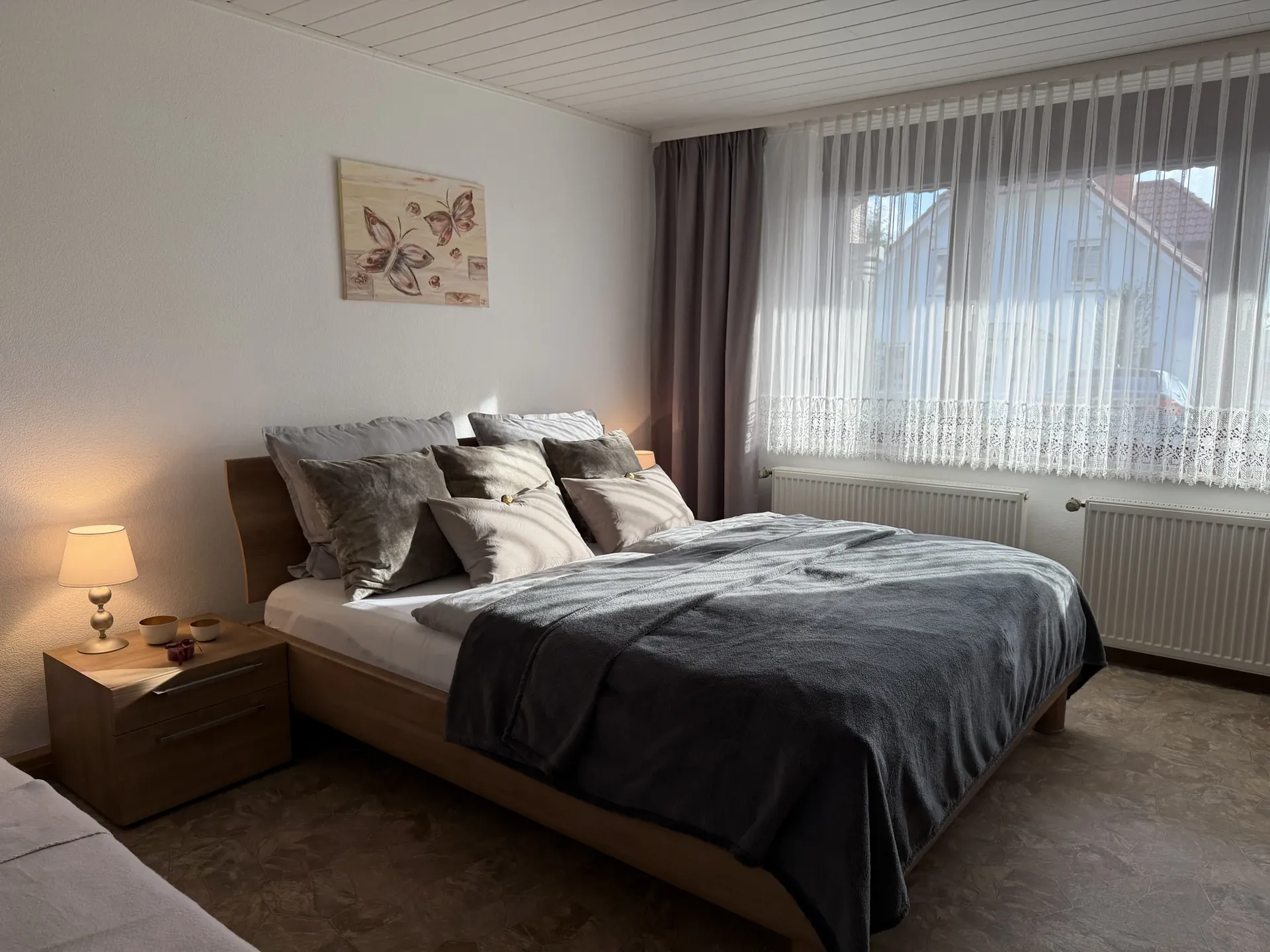 Schlafzimmer der Ferienwohnung mit Queensize-Doppelbett