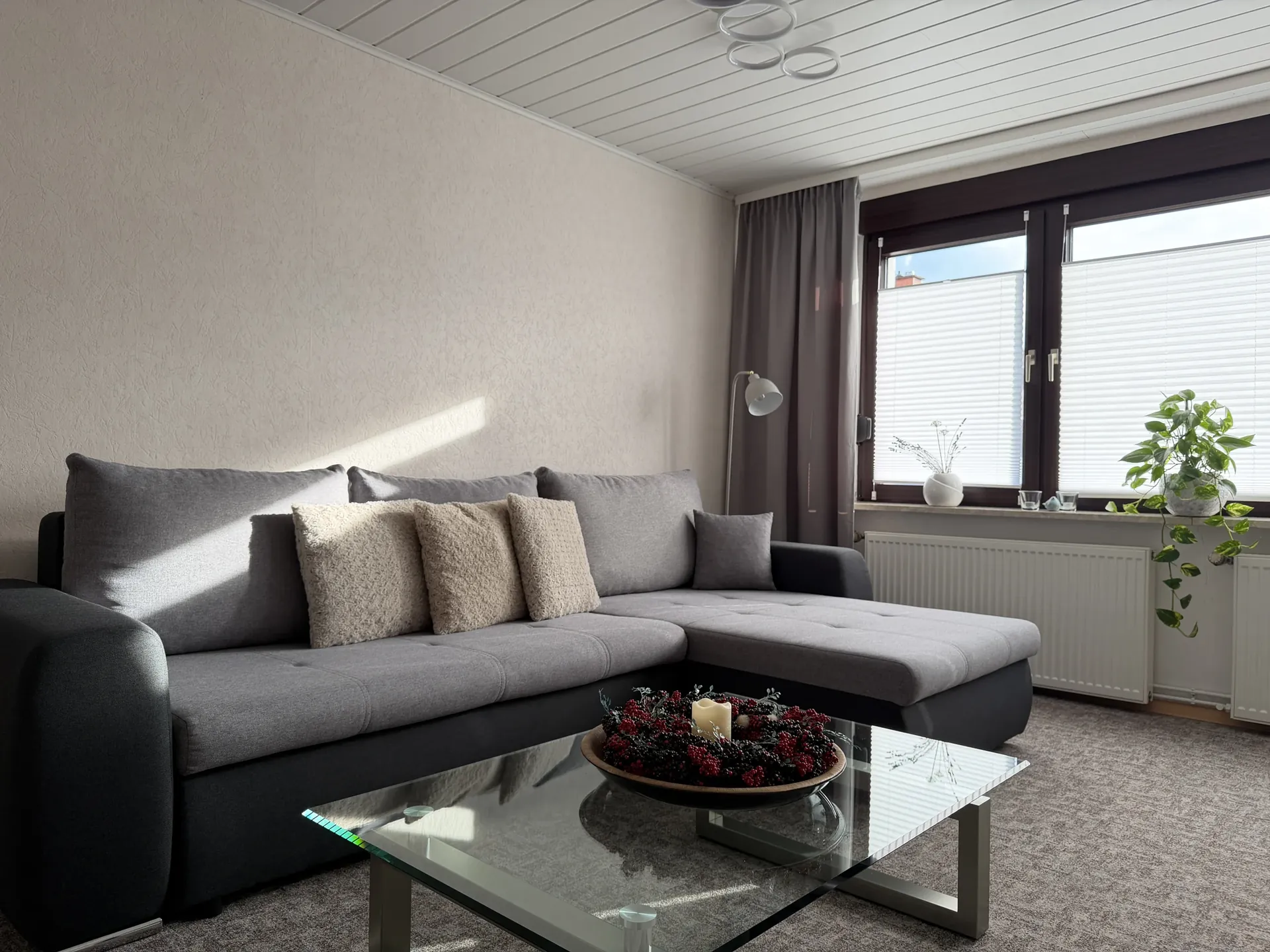 Helles Wohnzimmer der Fewo in Worbis mit Ecksofa